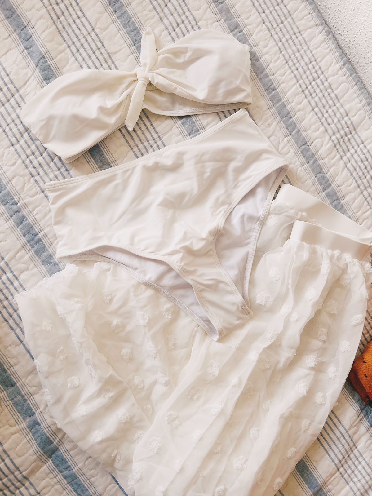 Traje de baño tres piezas blanco con falda de puntos 3