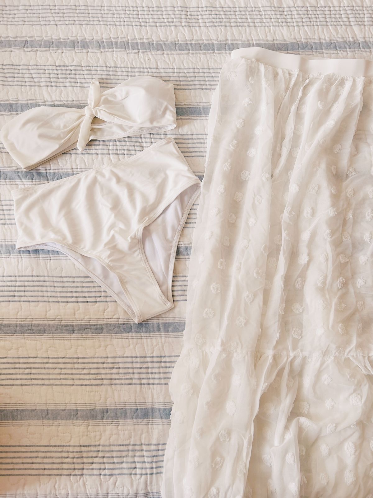 Traje de baño tres piezas blanco con falda de puntos 2