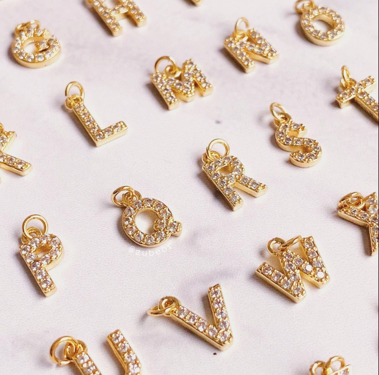 Aretes con inicial 3