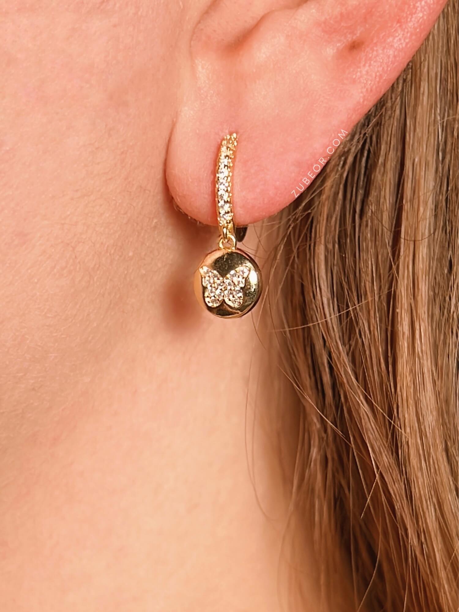 Aretes huggie mariposa pequeña 2