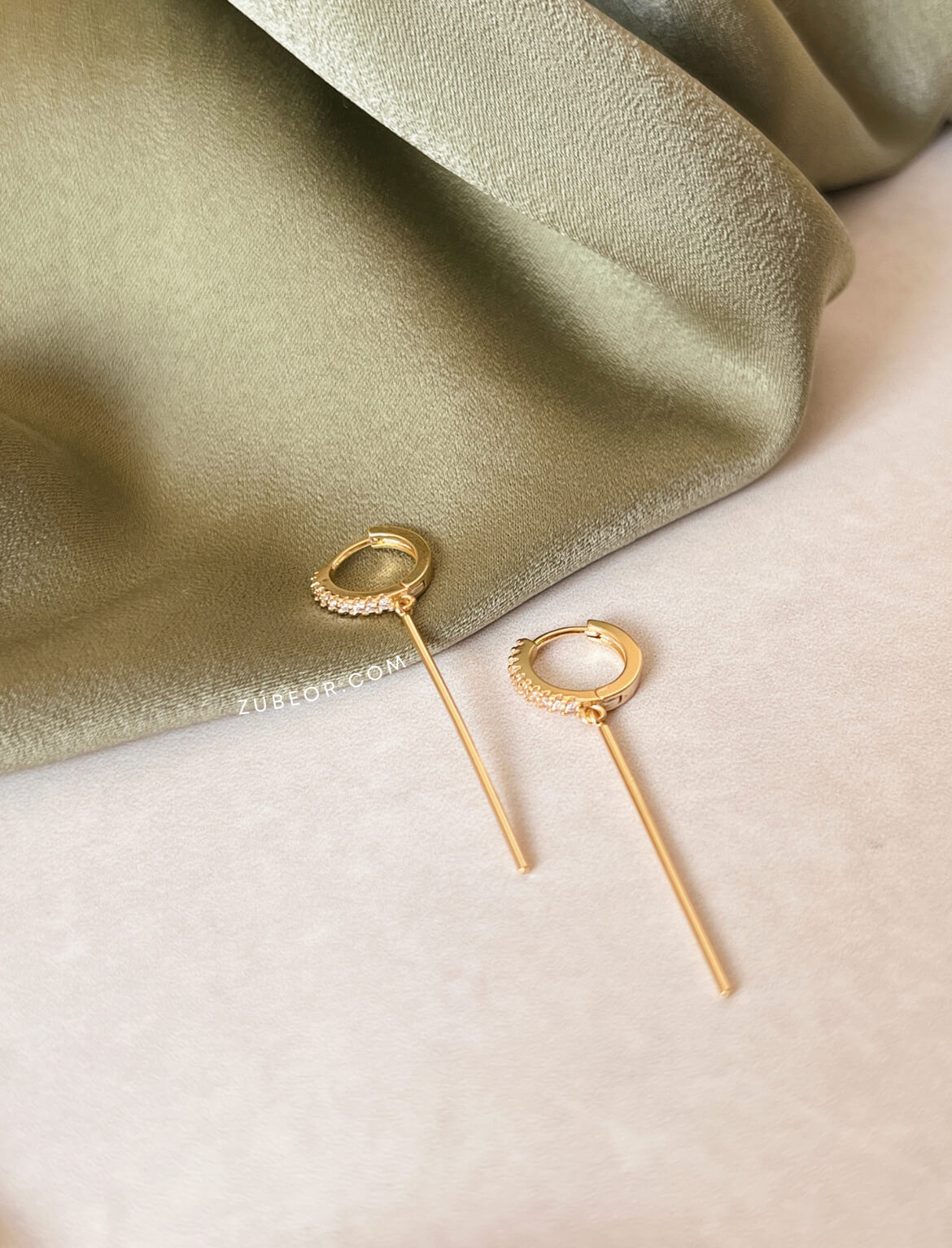 Aretes huggie barra vertical 2