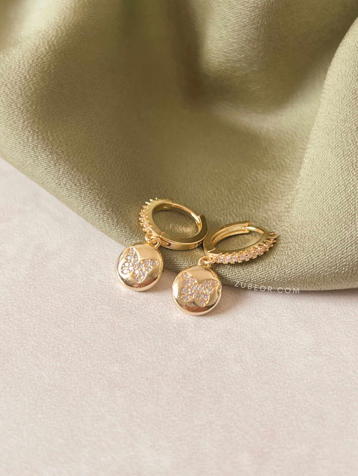 Aretes huggie mariposa pequeña 3