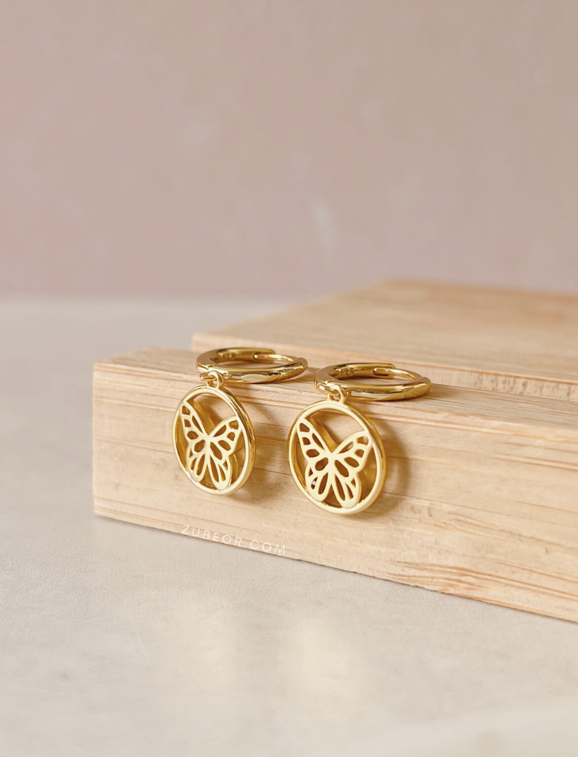 Aretes huggie mariposa circular 2