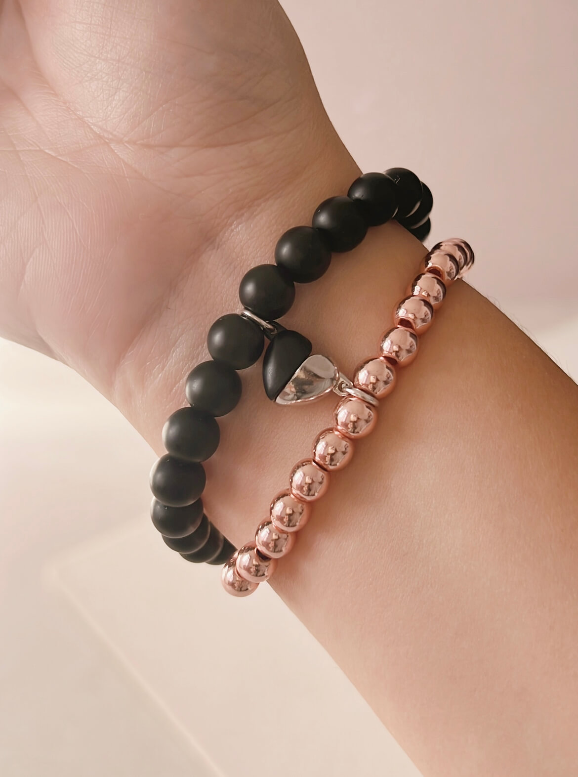 Set de pulseras imán black and pink 3