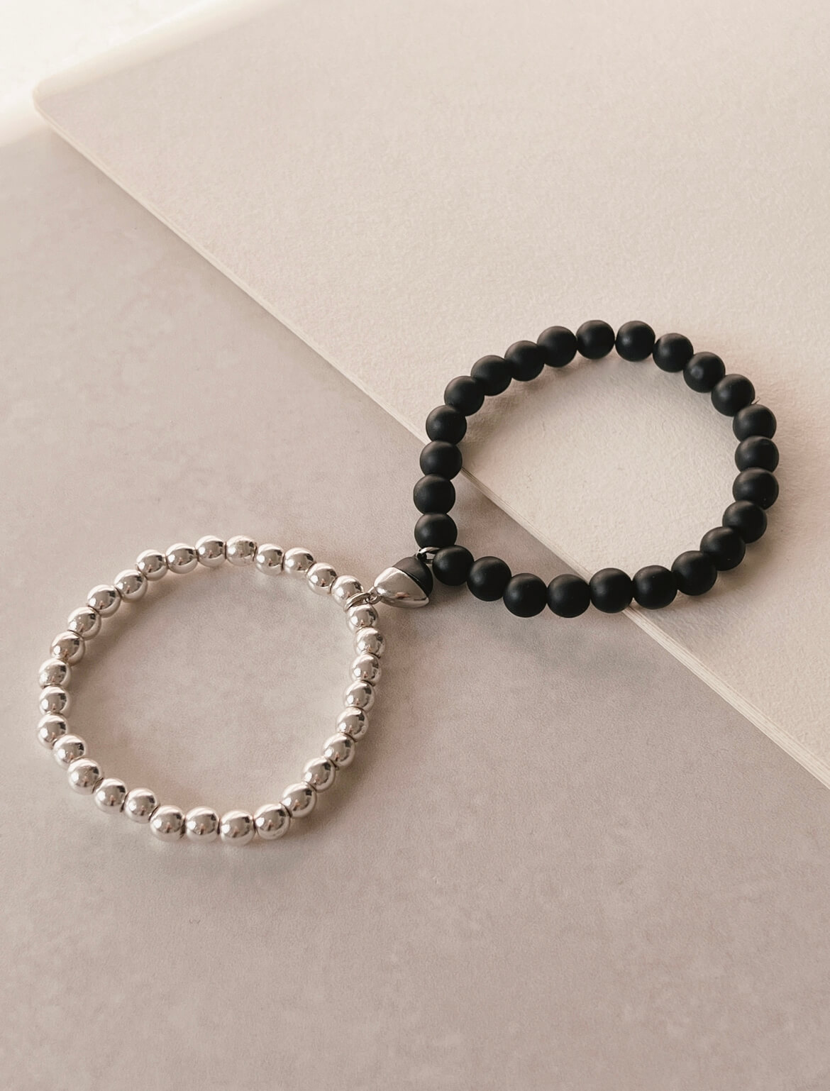 Set de pulseras imán black and silver 3