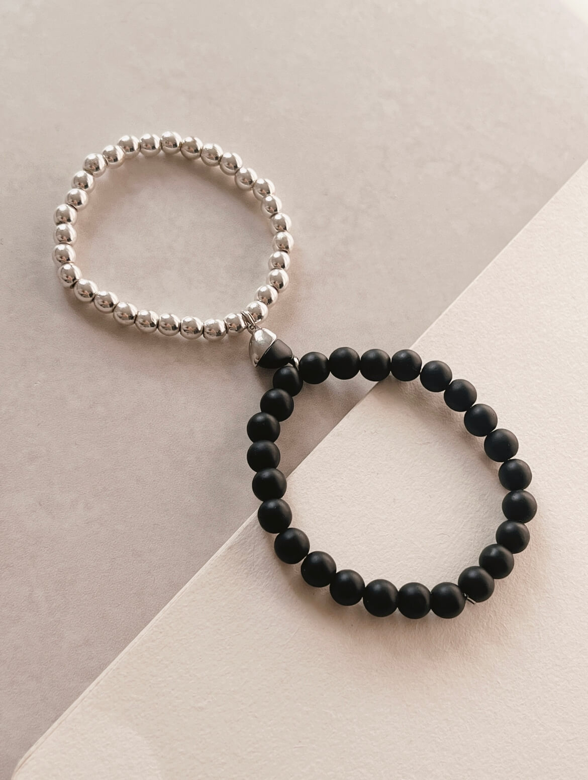 Set de pulseras imán black and silver 4