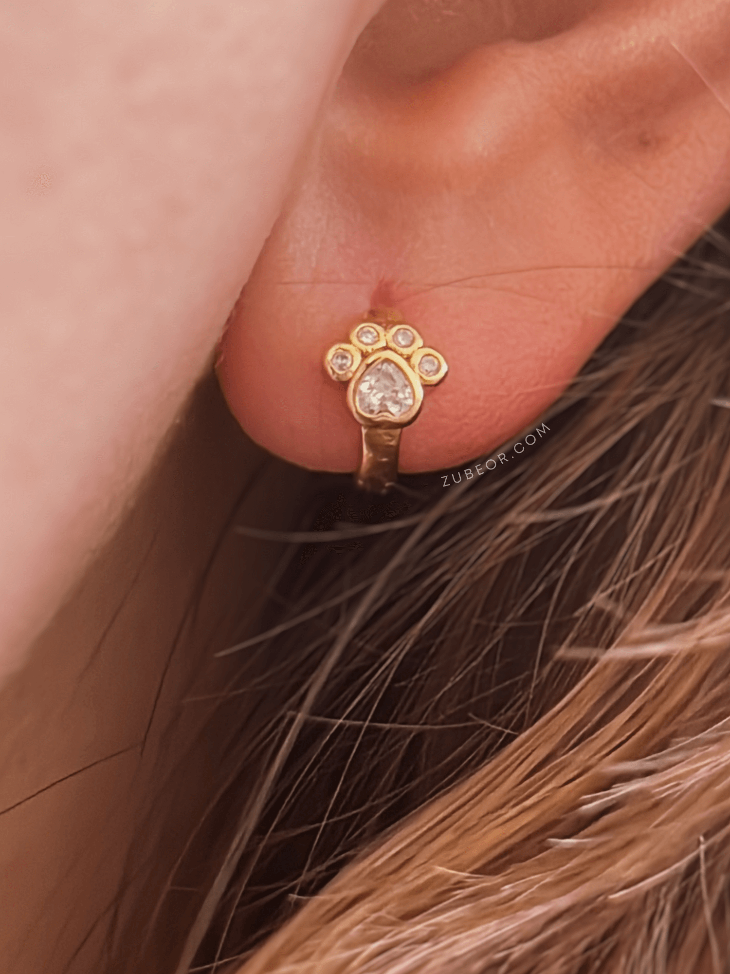 Aretes huggie huellitas 3