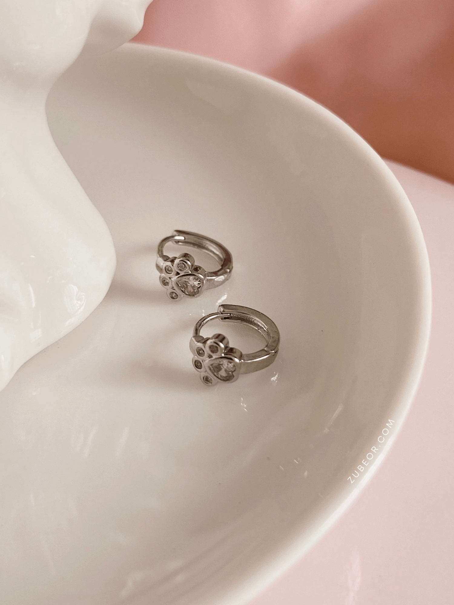 Aretes huggie huellitas 5