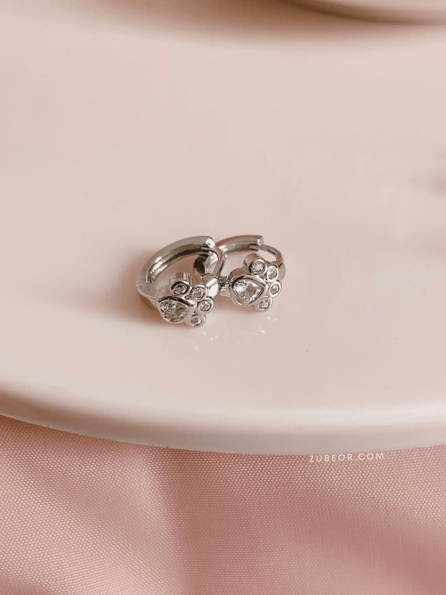 Aretes huggie huellitas 4