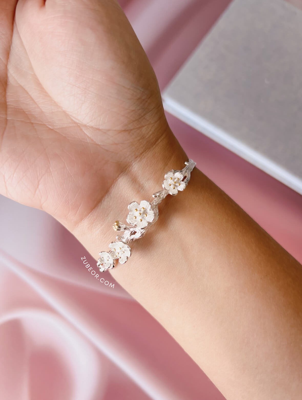 Pulsera sakura blanca 2