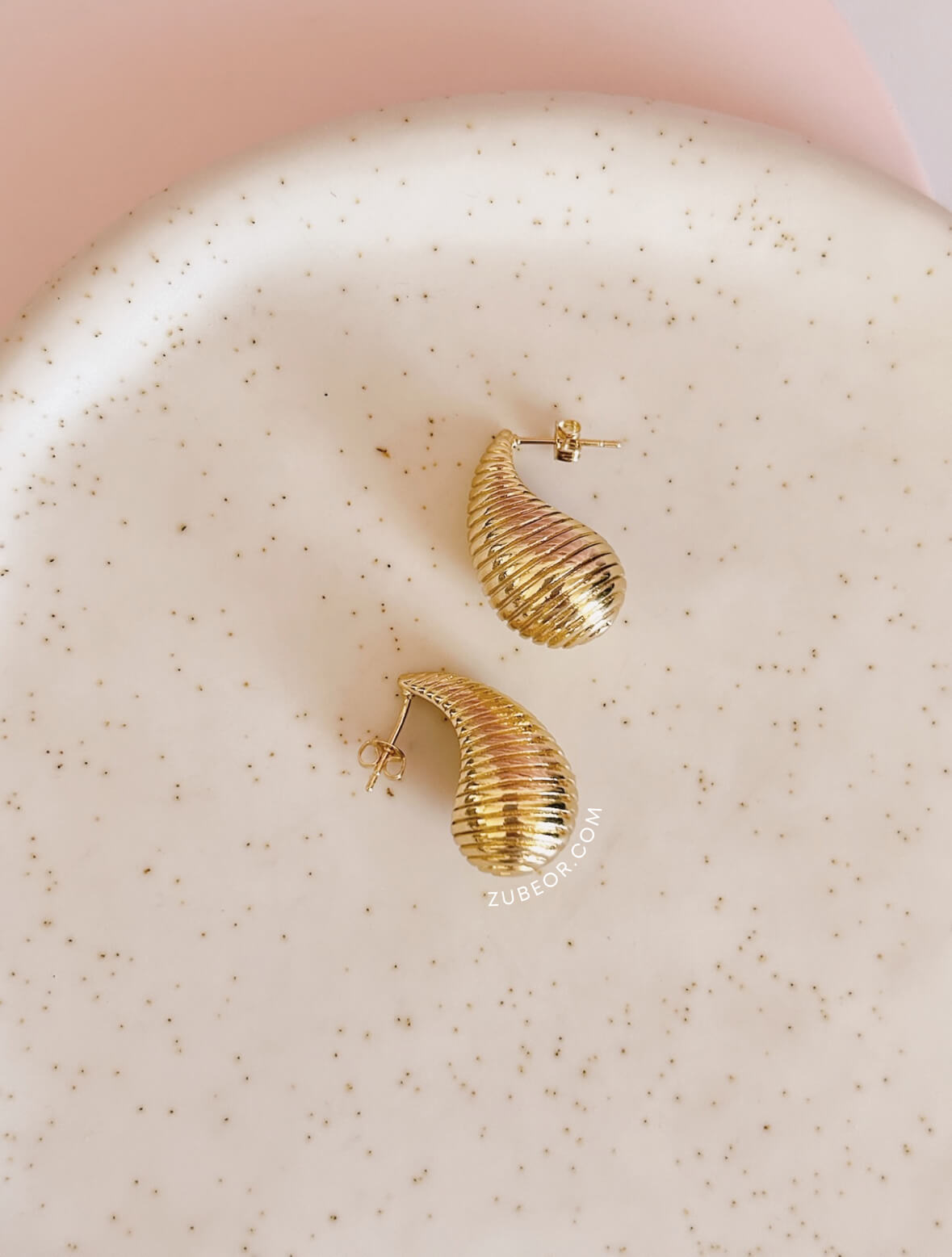 Aretes gota dorada textura 2