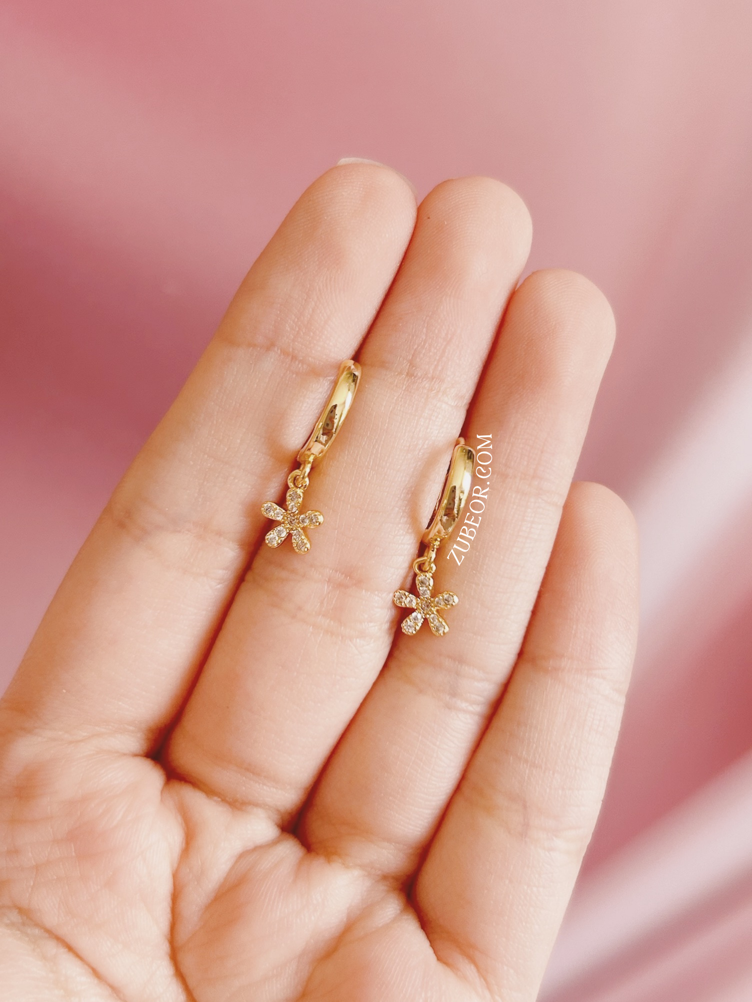 Aretes huggie flor con cristales 3