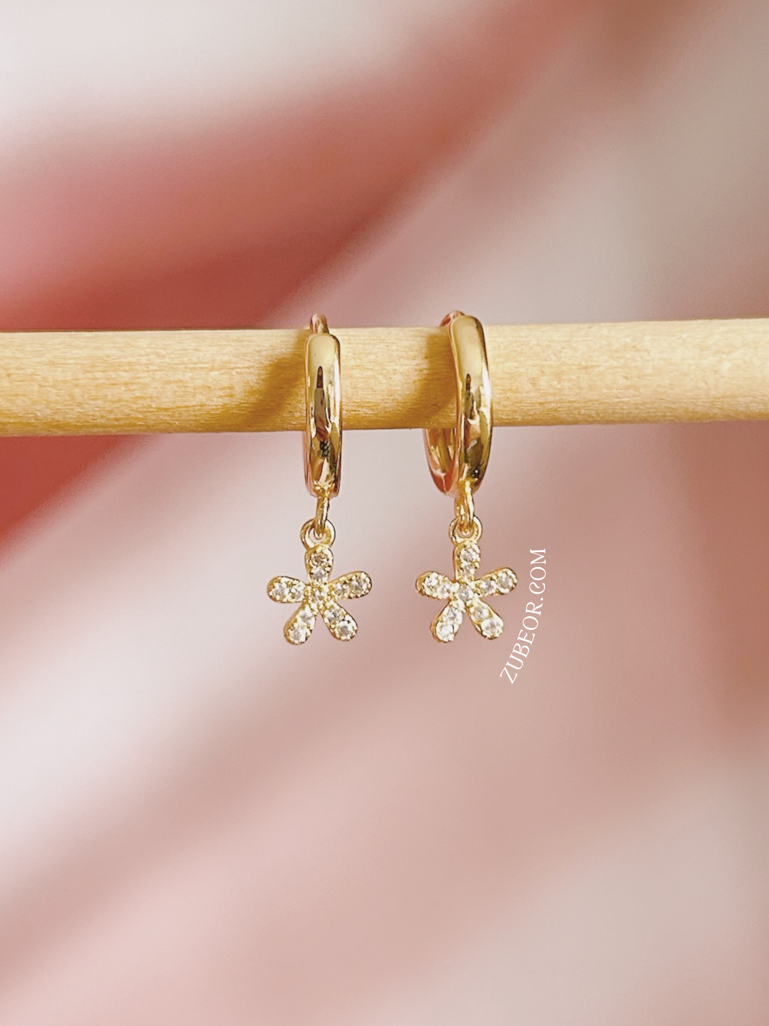 Aretes huggie flor con cristales 2