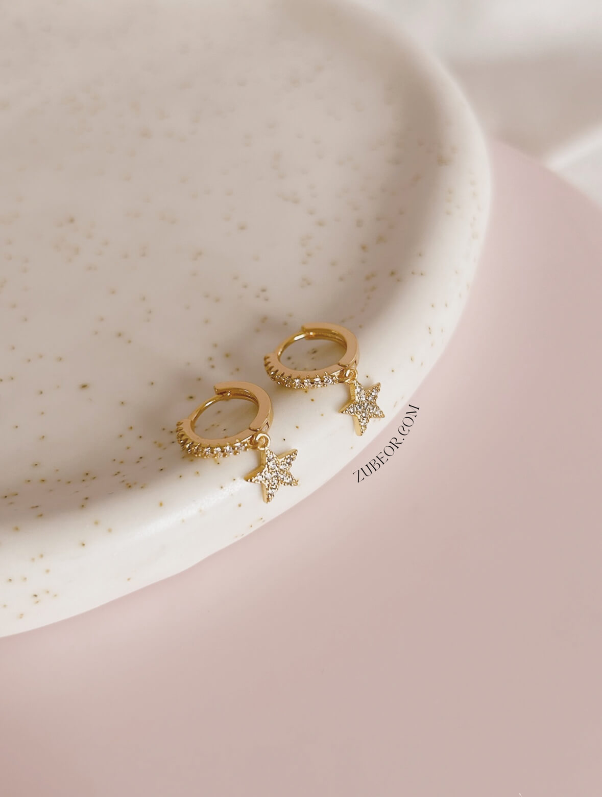 Aretes huggie estrella con pequeños cristales 2