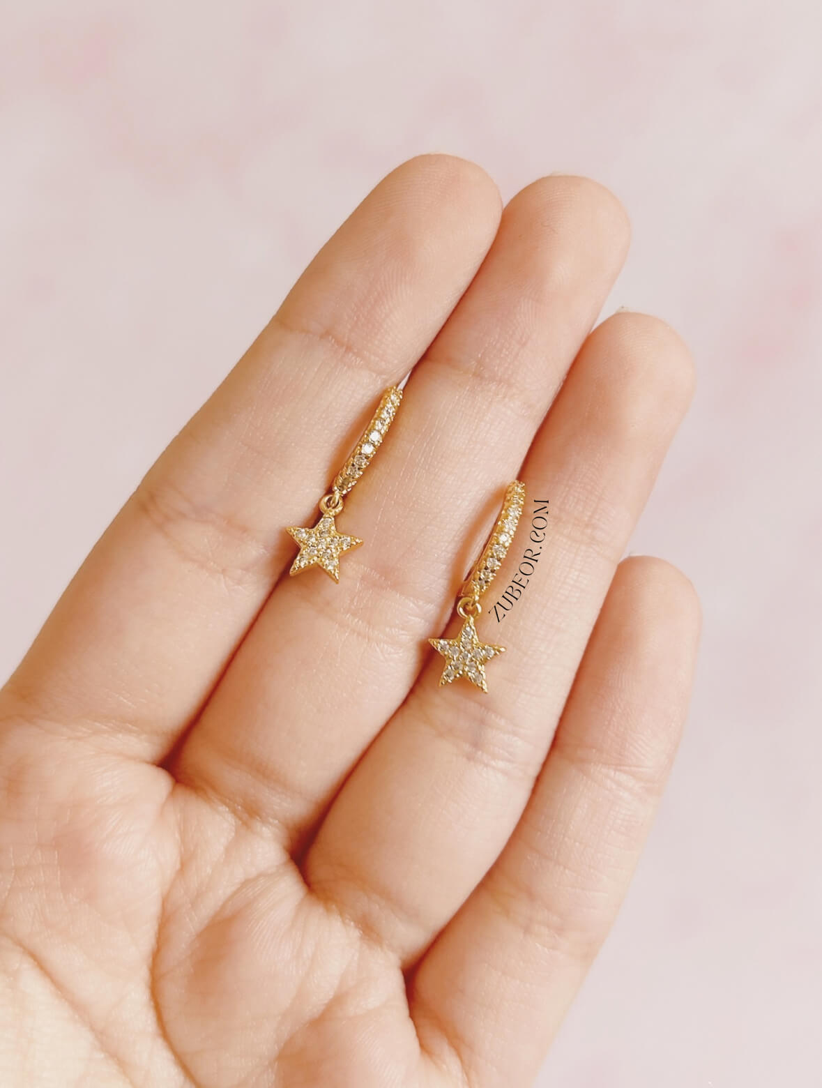 Aretes huggie estrella con pequeños cristales 3