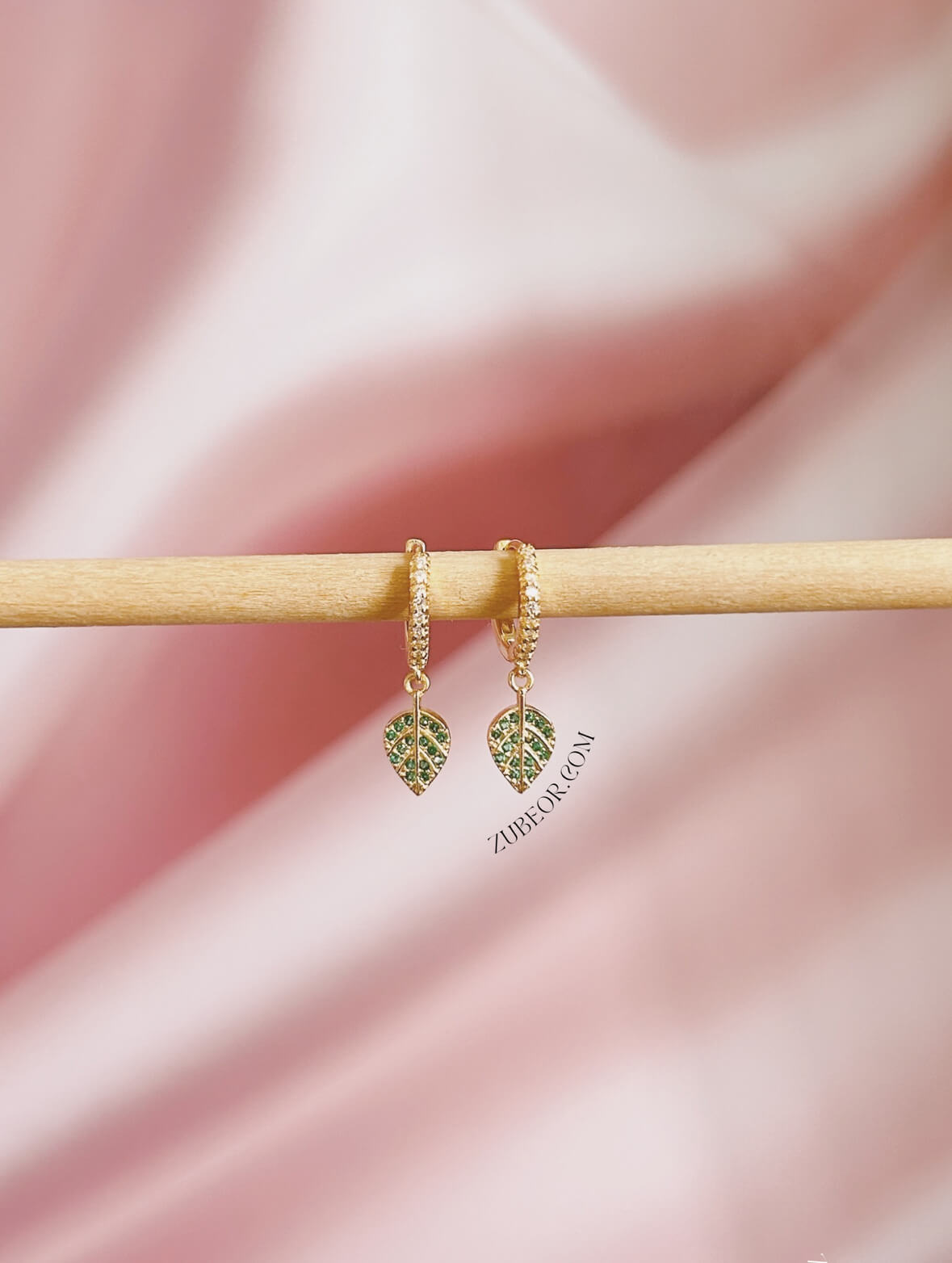 Aretes huggie hoja cristal verde 2