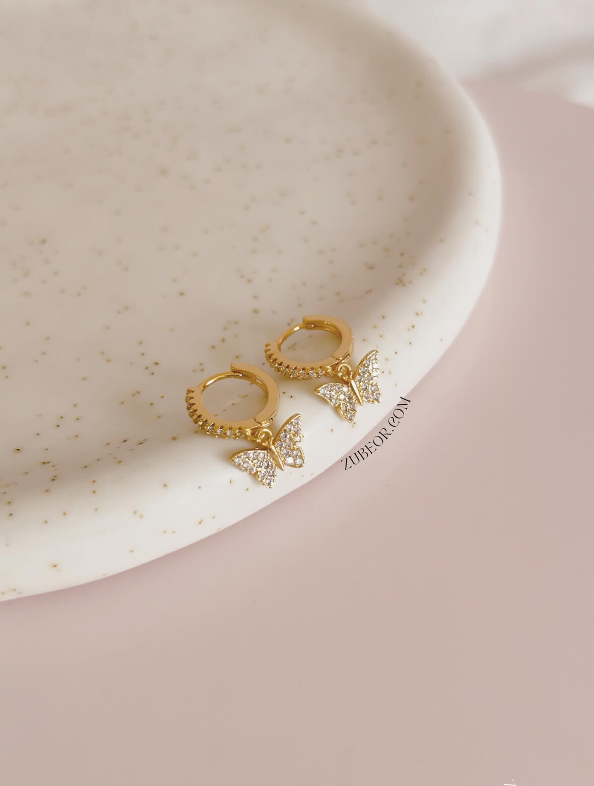 Aretes huggie mariposa blanca 2