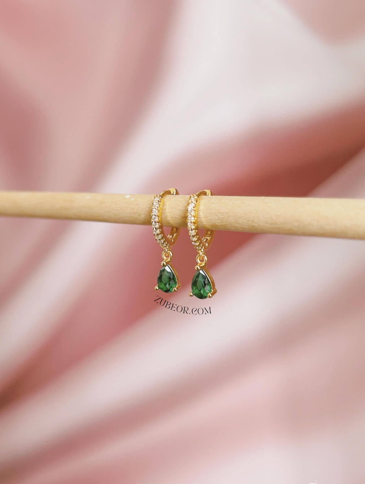 Aretes huggie cristal gota esmeralda 2