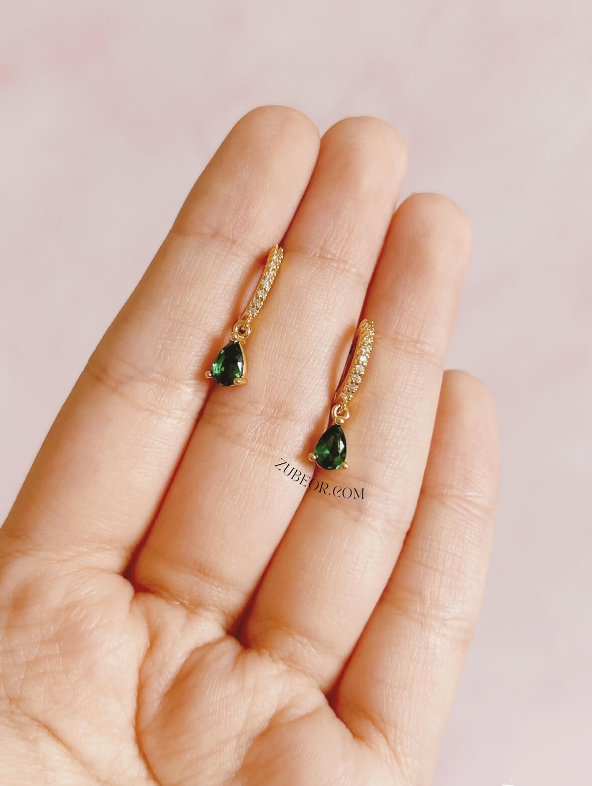 Aretes huggie cristal gota esmeralda 4