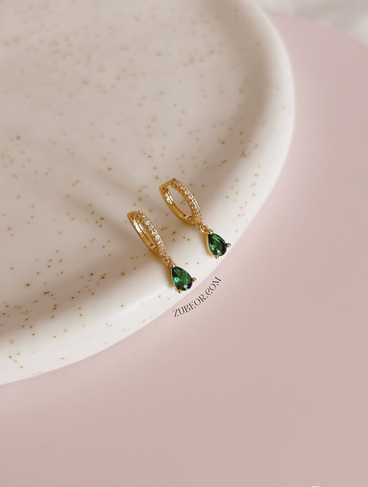Aretes huggie cristal gota esmeralda 3