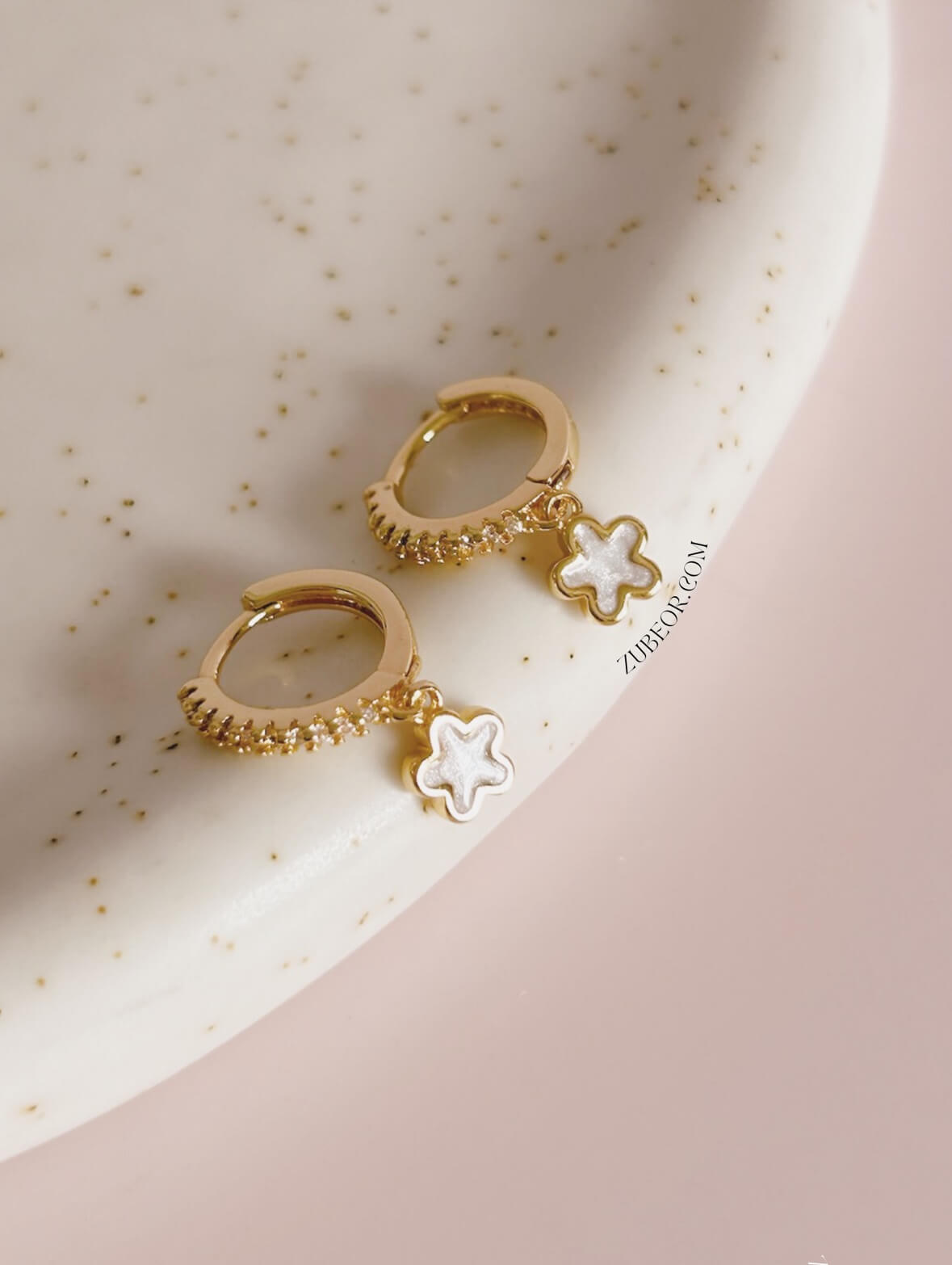 Aretes huggie flor blanca destello brillante 3