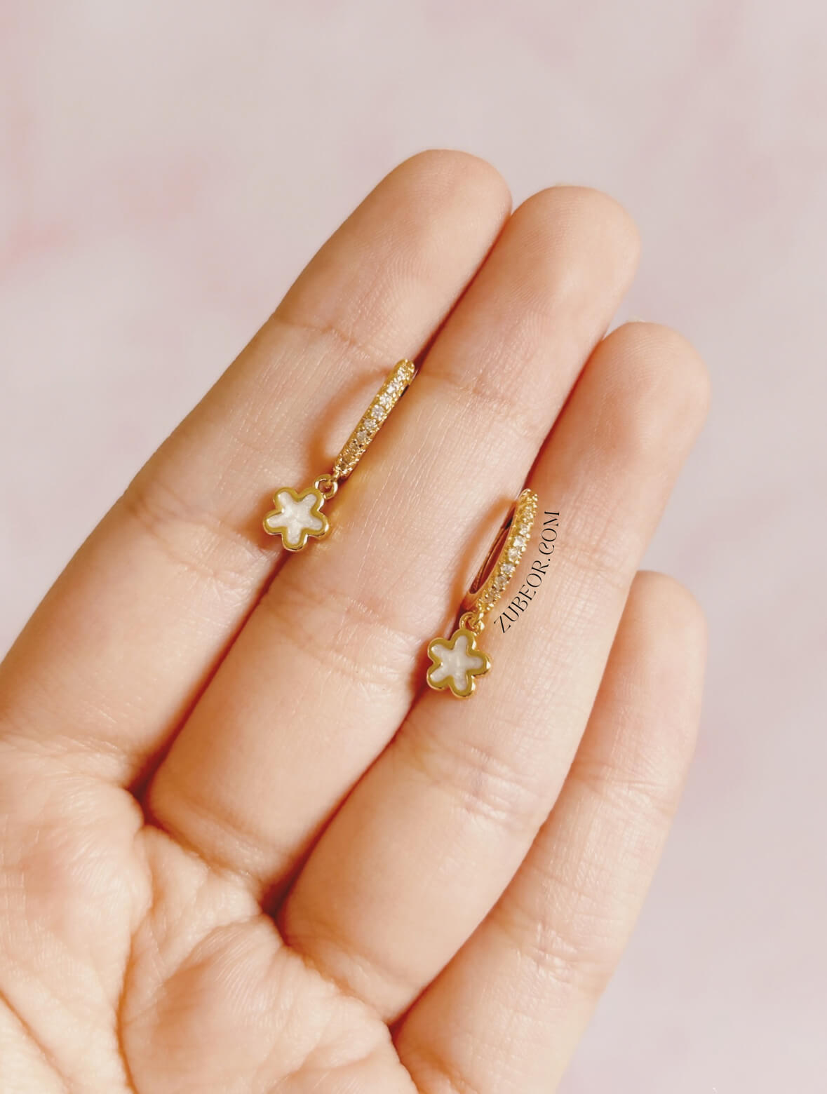 Aretes huggie flor blanca destello brillante 2