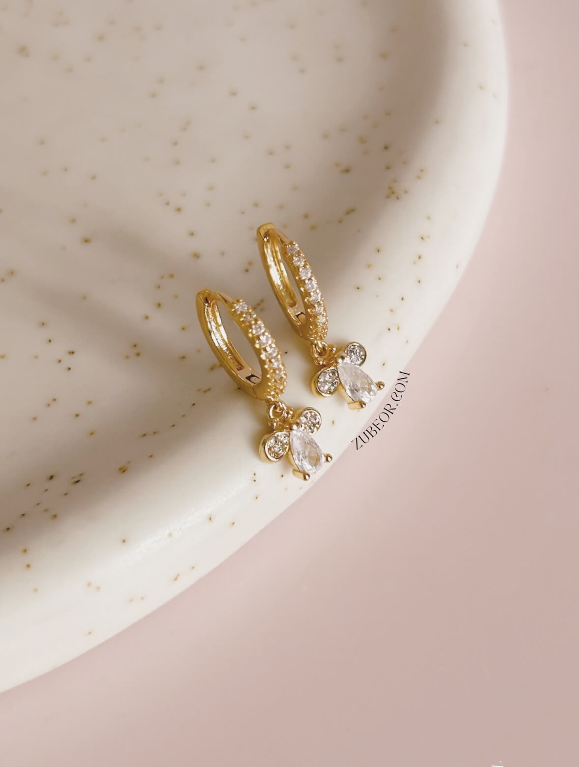 Aretes huggie abeja de cristal 2