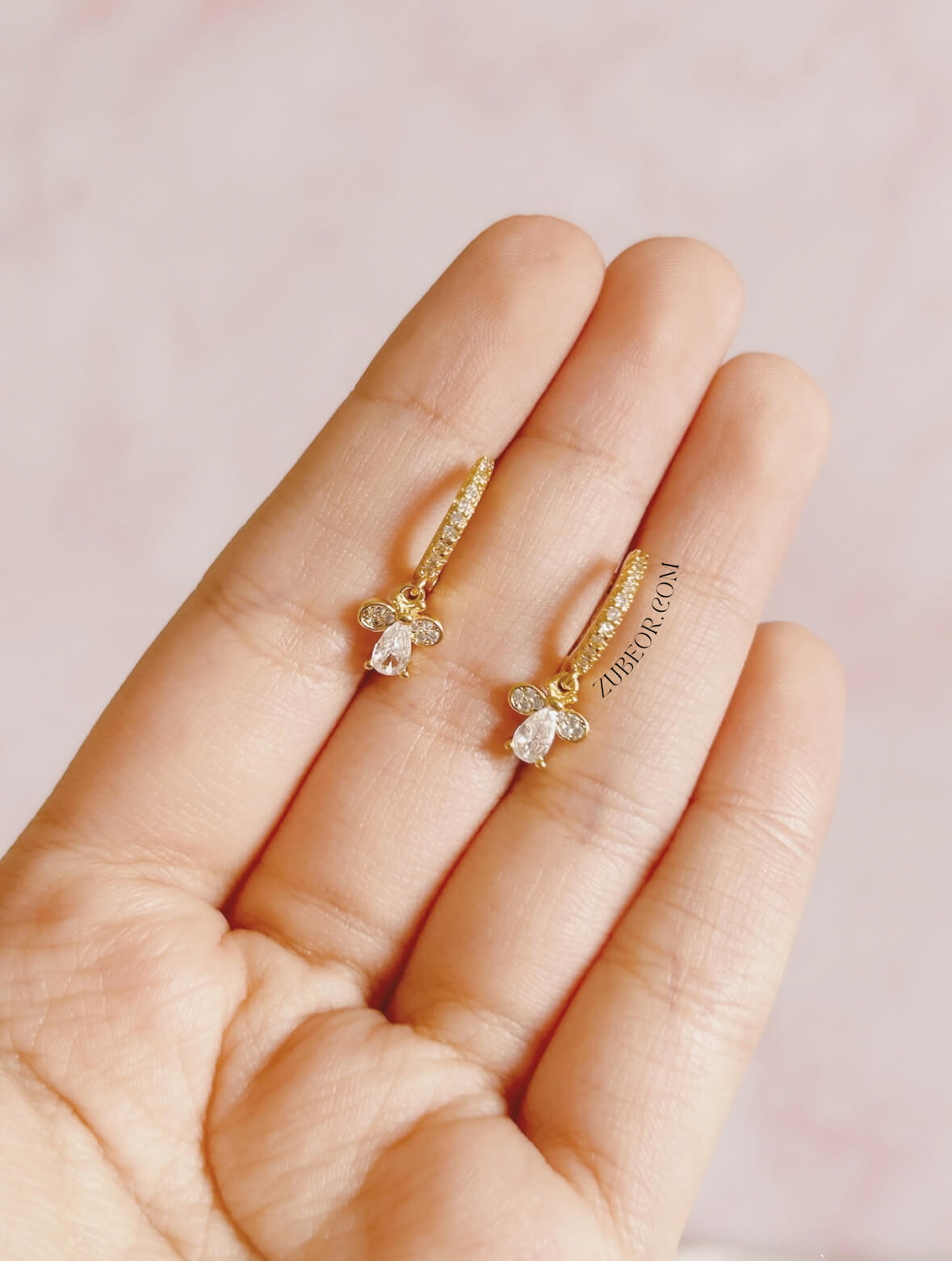 Aretes huggie abeja de cristal 3