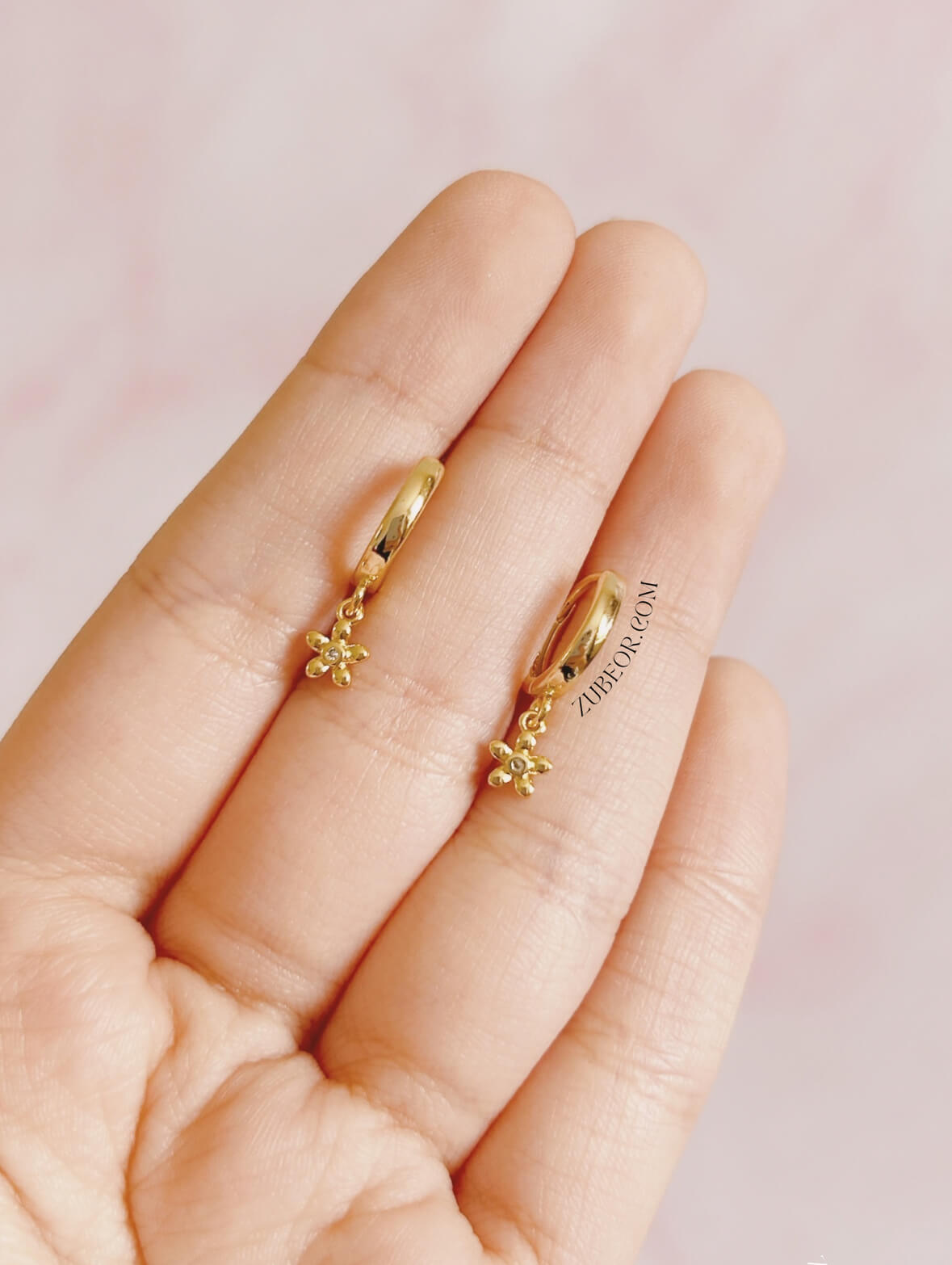 Aretes huggie flor pequeña 3