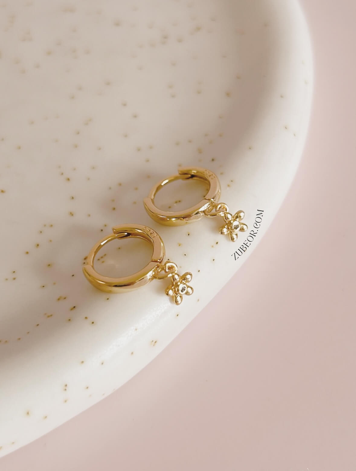 Aretes huggie flor pequeña 2
