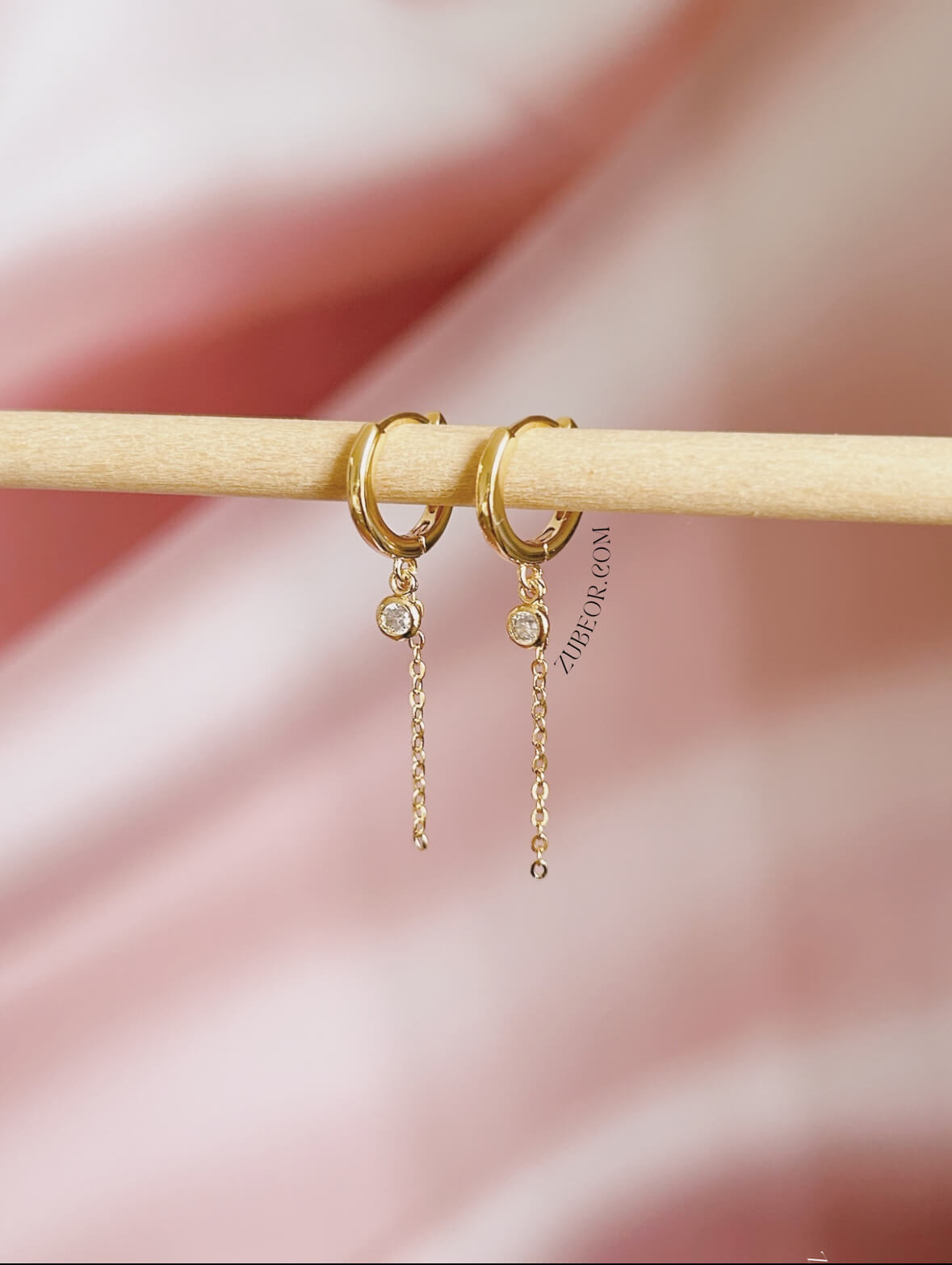 Aretes huggie cristal y cadena 2