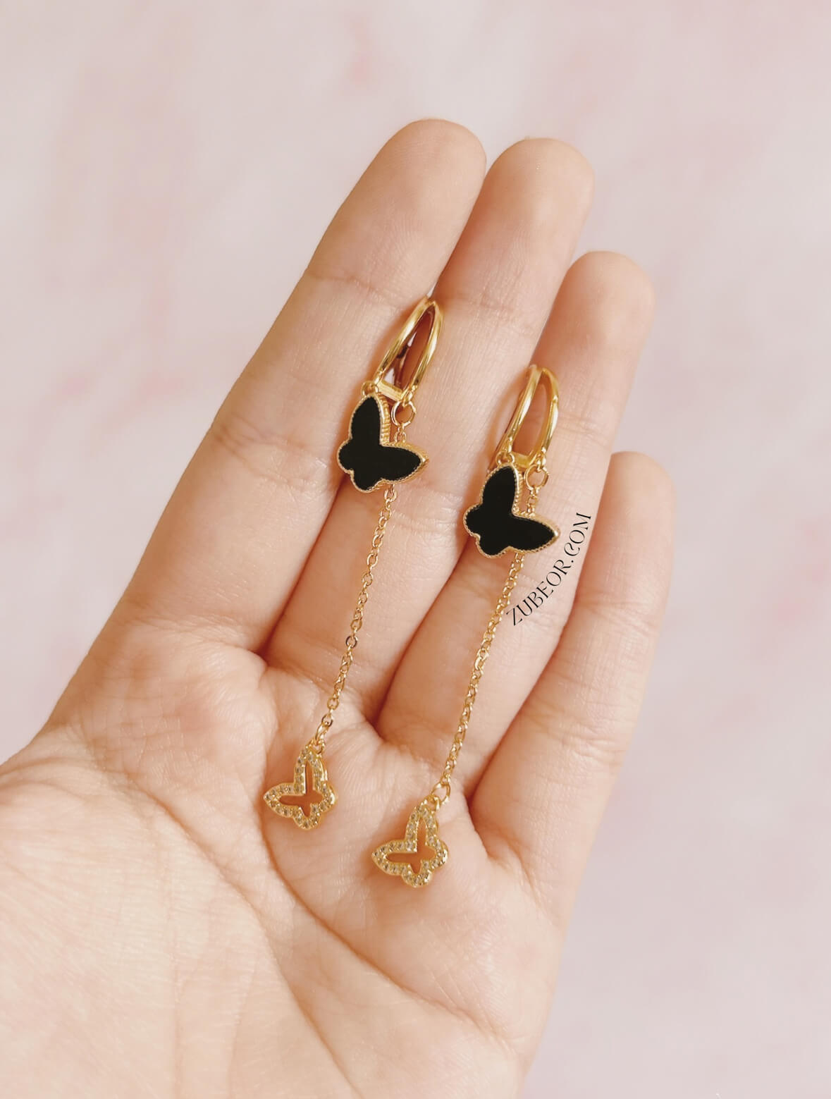 Aretes huggie  colgante mariposa negra 3