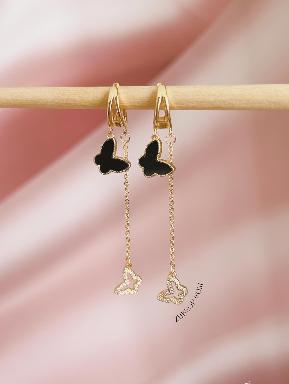 Aretes huggie  colgante mariposa negra 2
