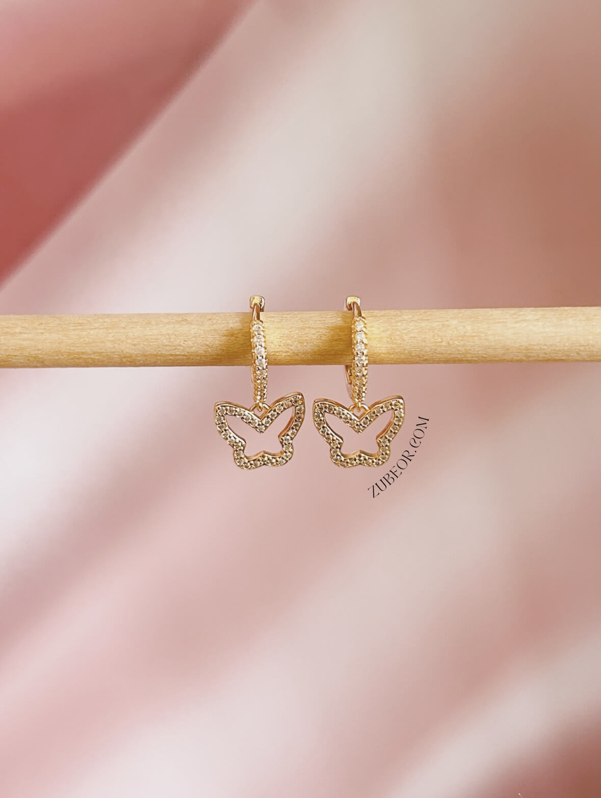 Aretes huggie contorno de mariposa 2