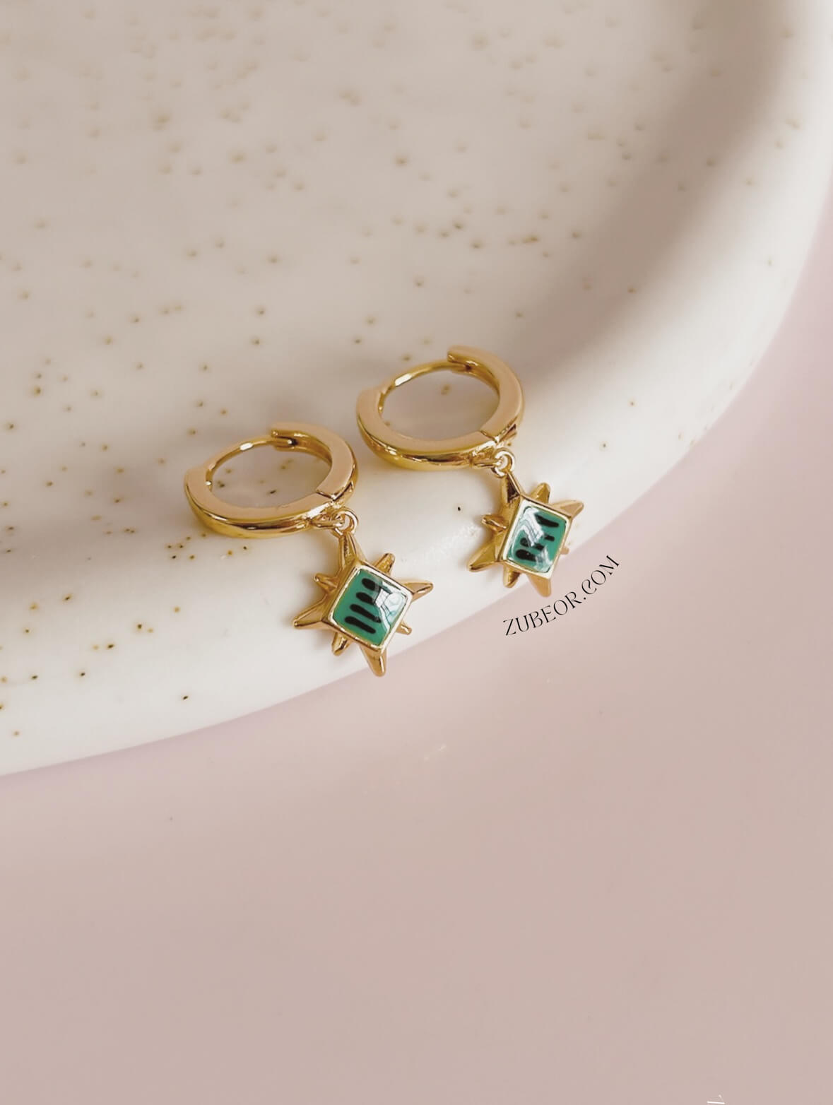 Aretes huggie estrella diseño verde 3