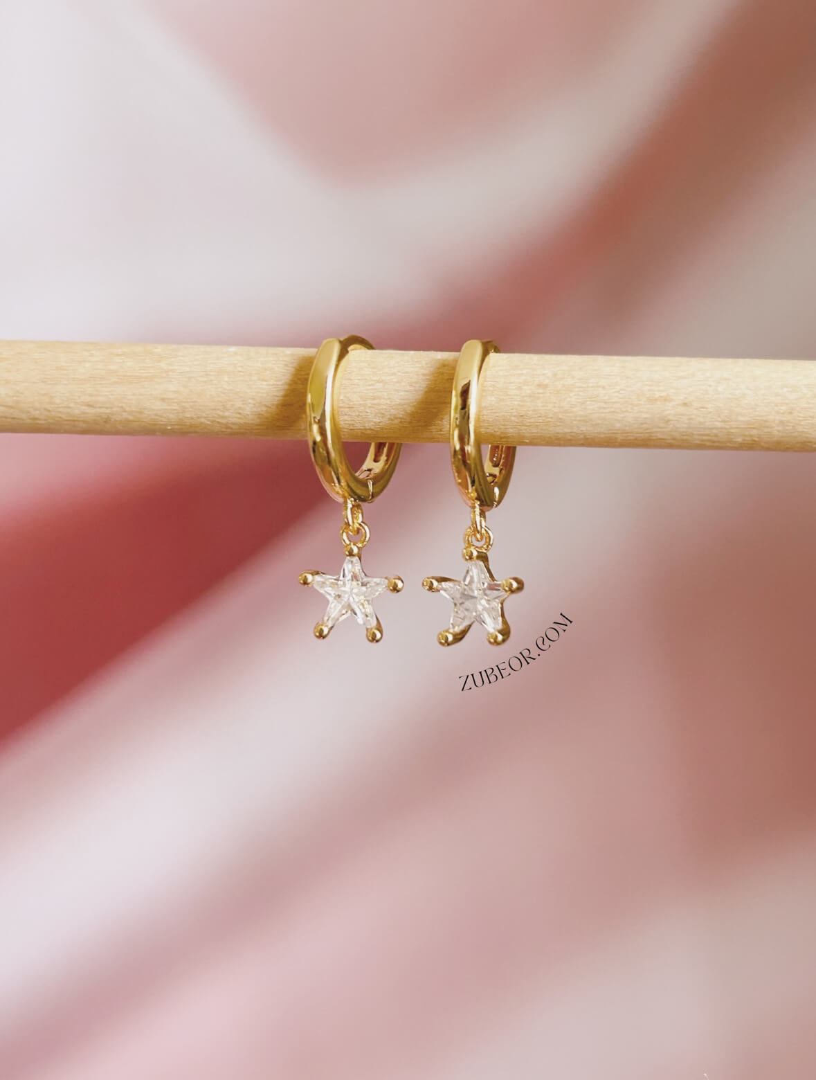 Aretes huggie cristal en forma de estrella 2