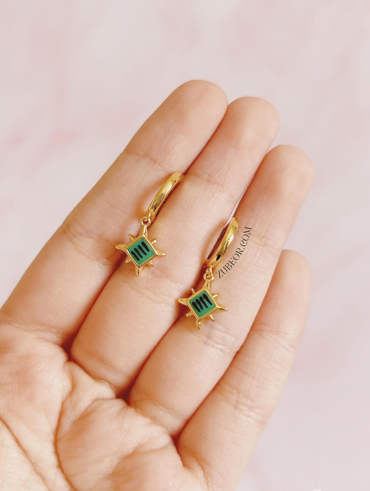 Aretes huggie estrella diseño verde 2