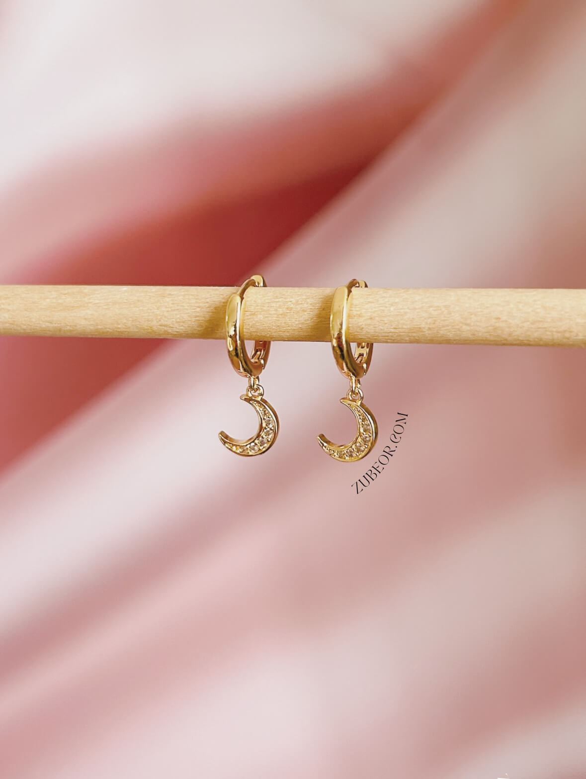 Aretes huggie media luna 3