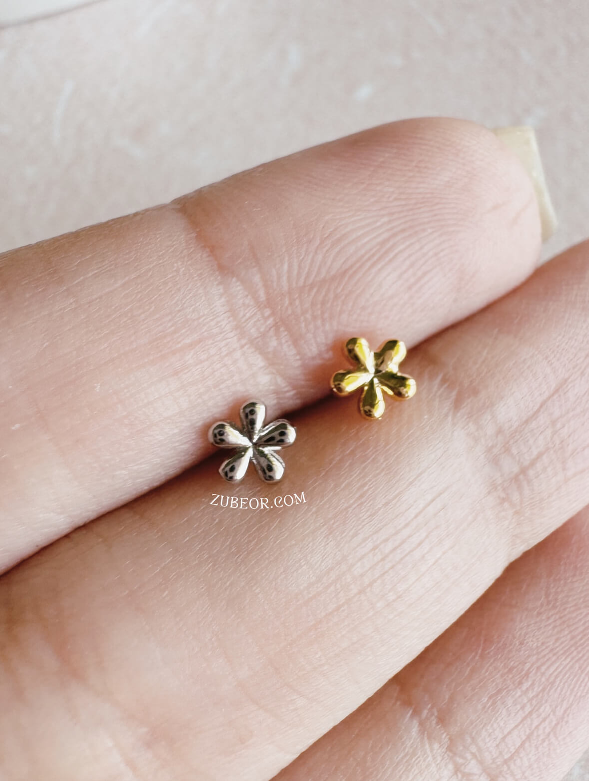 Piercing pequeña flor 4