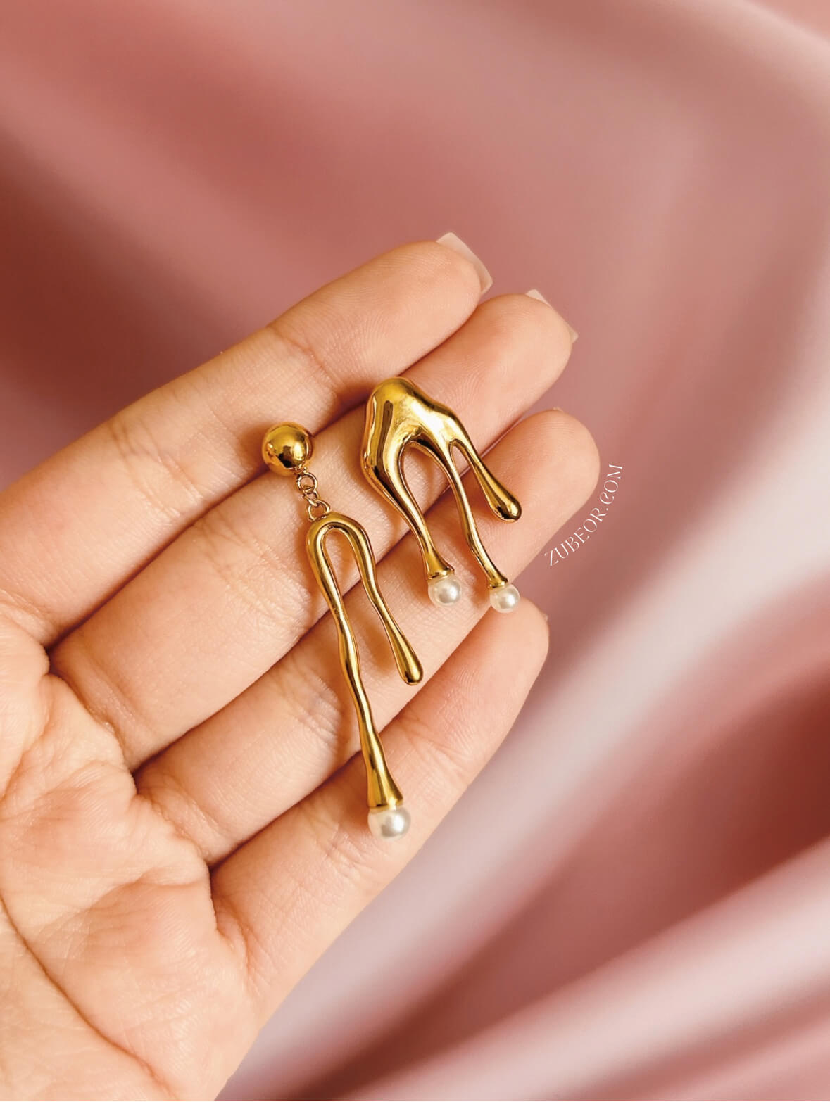 Aretes asimétricos gota de oro 3