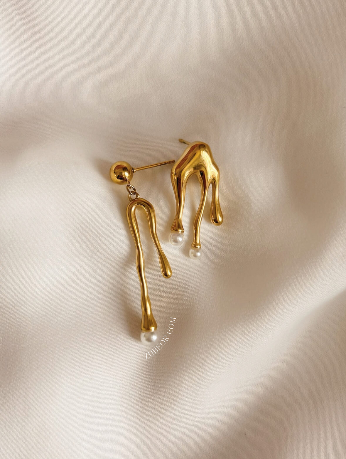 Aretes asimétricos gota de oro 2