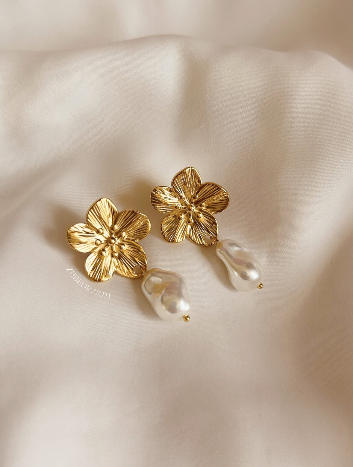 Aretes flor dorada perla de río 4