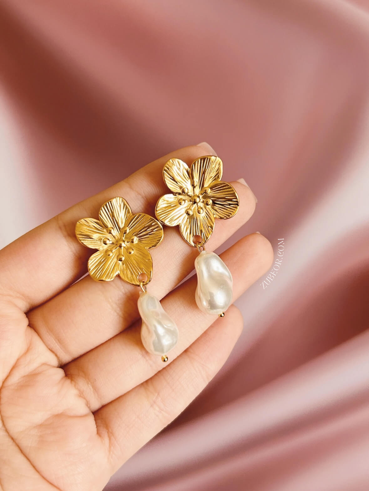 Aretes flor dorada perla de río 5