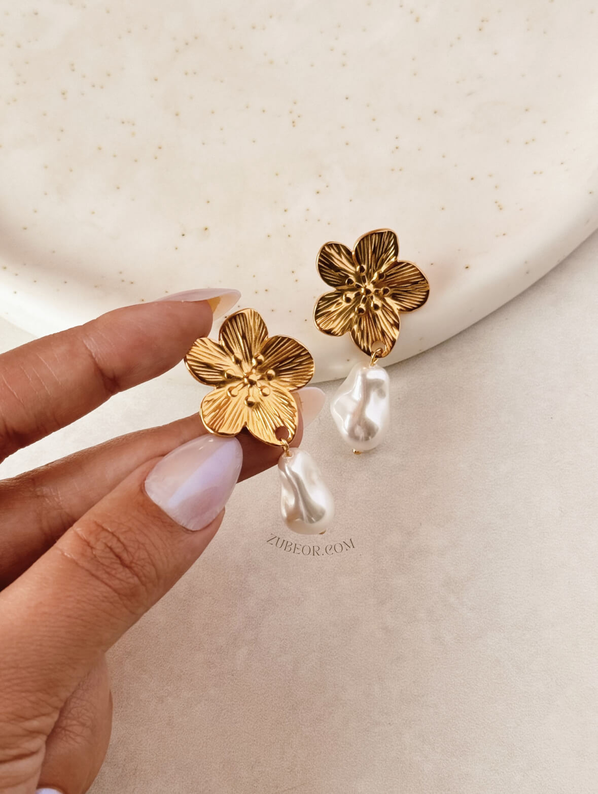 Aretes flor dorada perla de río 3