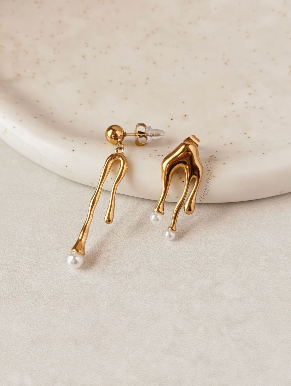 Aretes asimétricos gota de oro 4