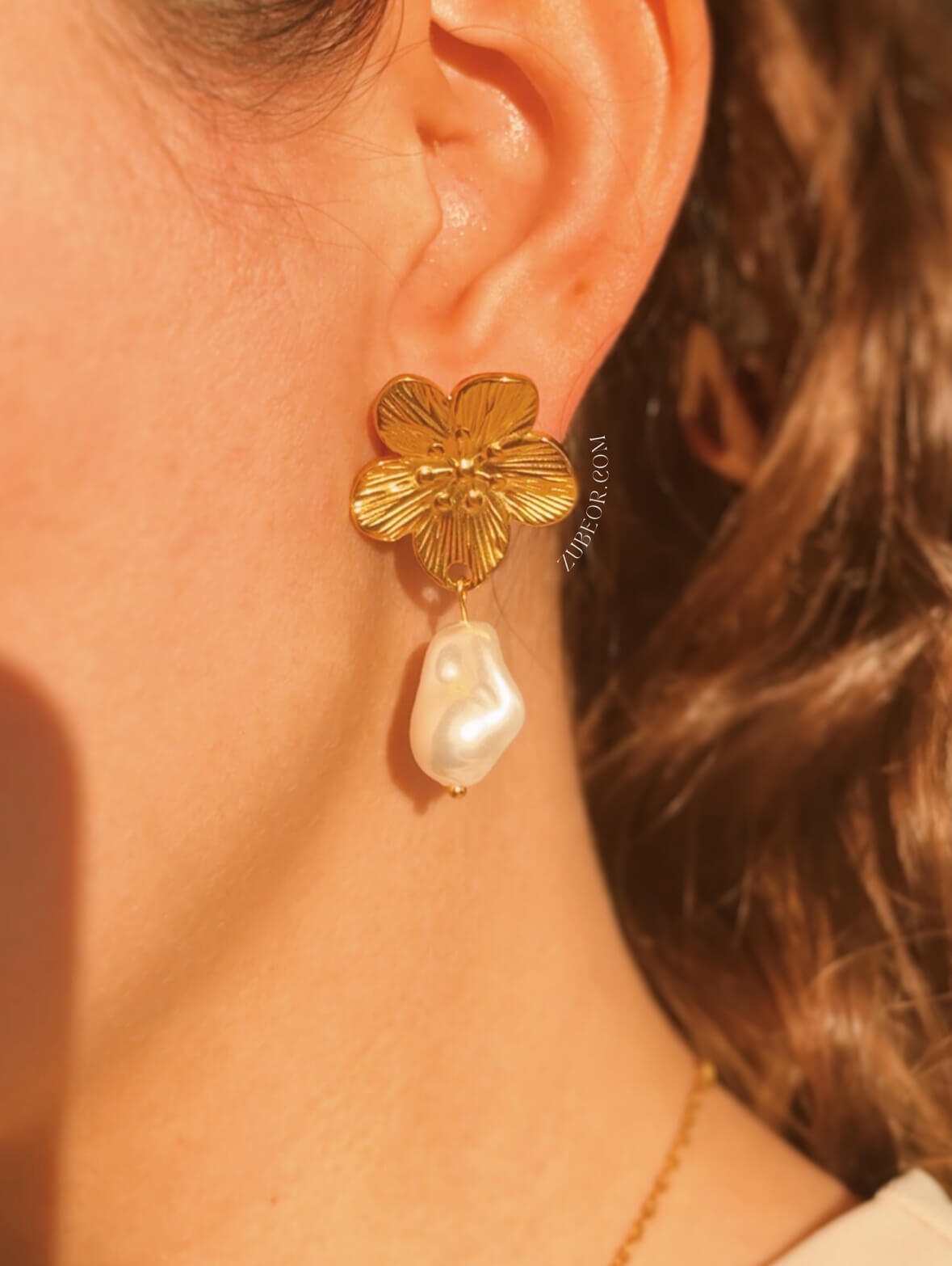 Aretes flor dorada perla de río 2