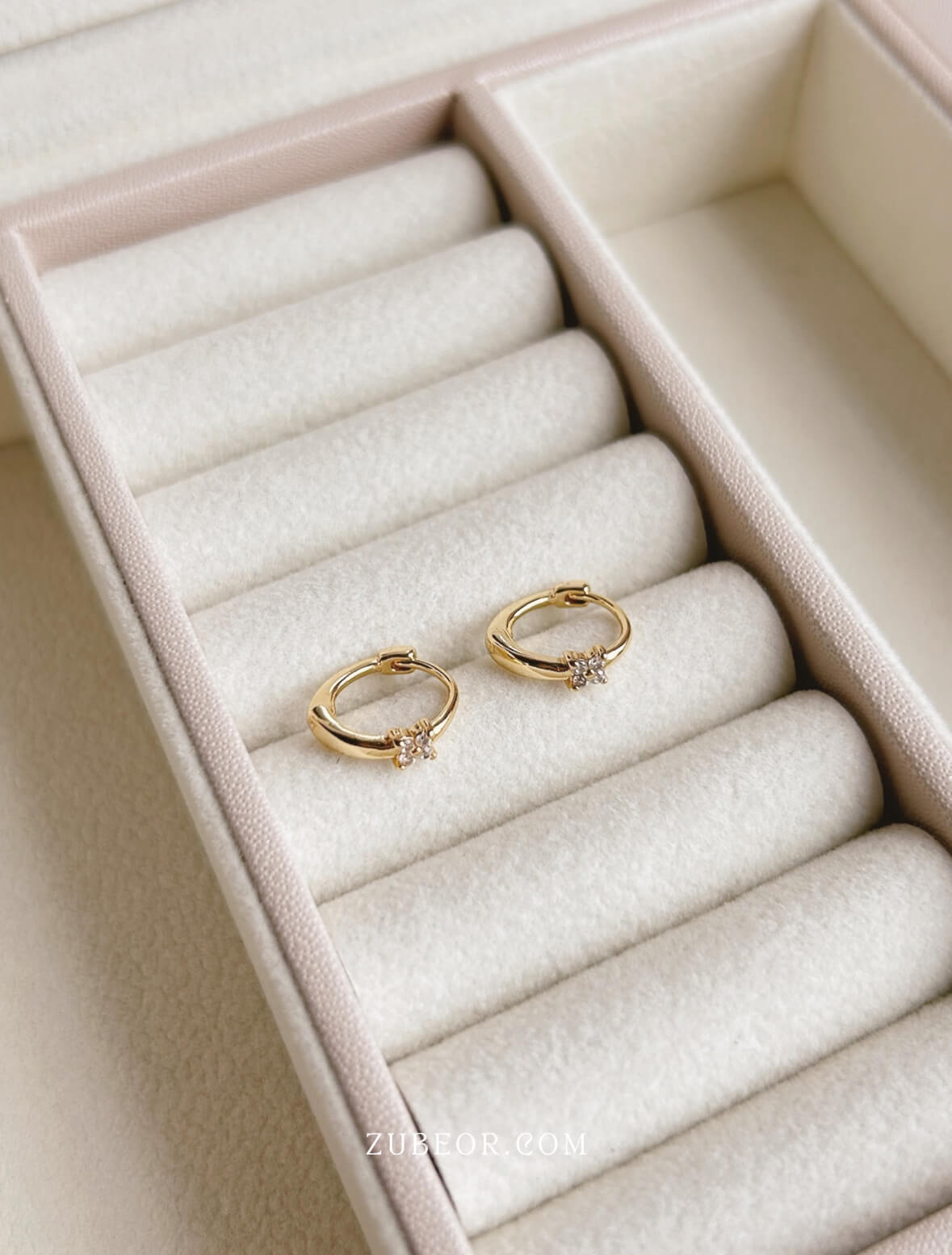 Aretes huggie cristal dorado 2