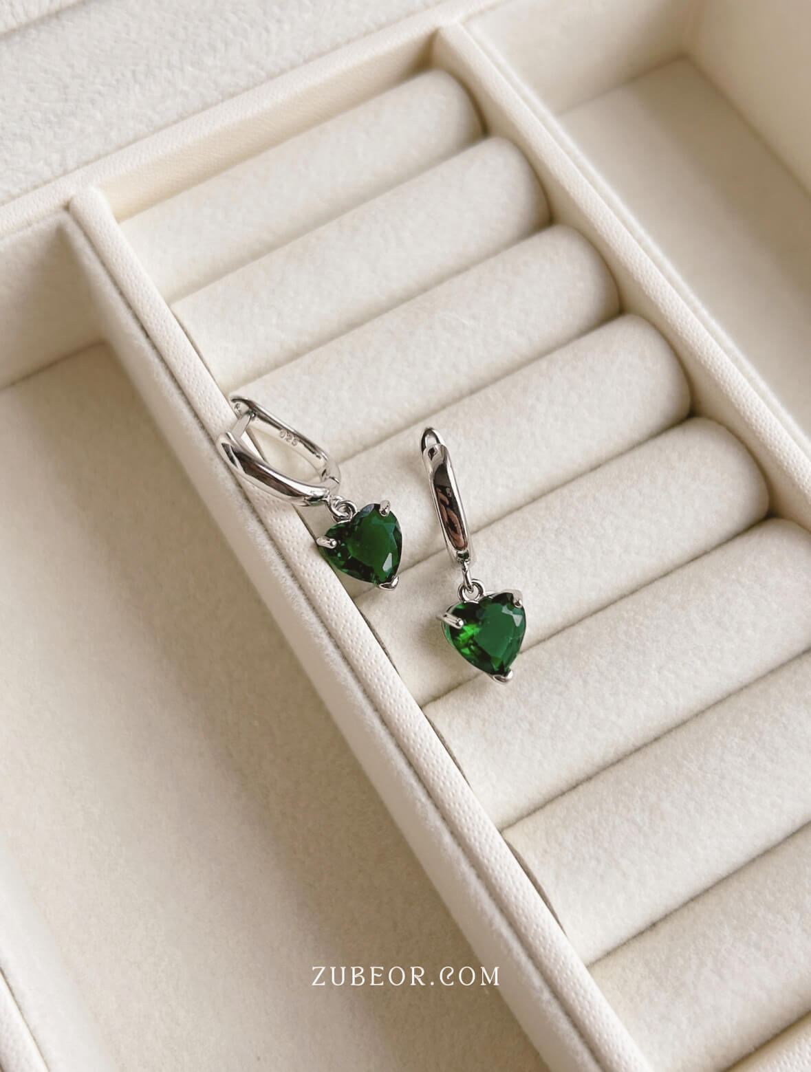Aretes corazón esmeralda 2