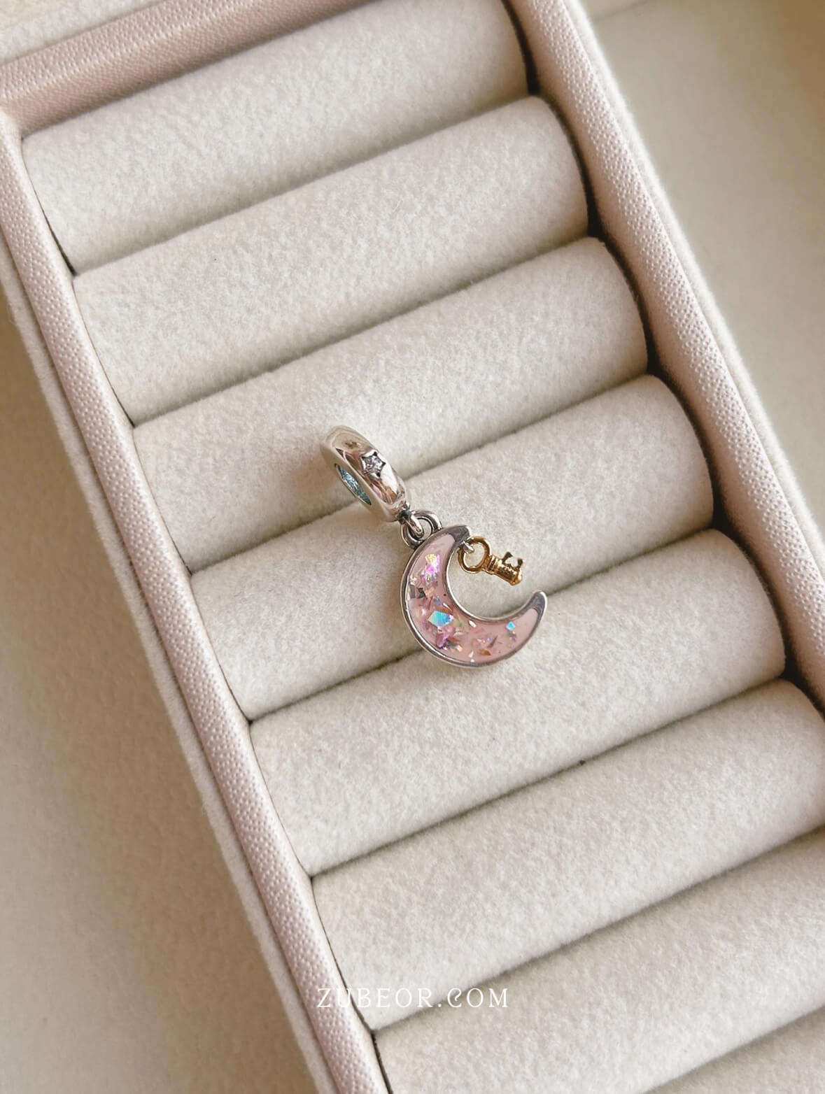 Charm media luna rosa 2