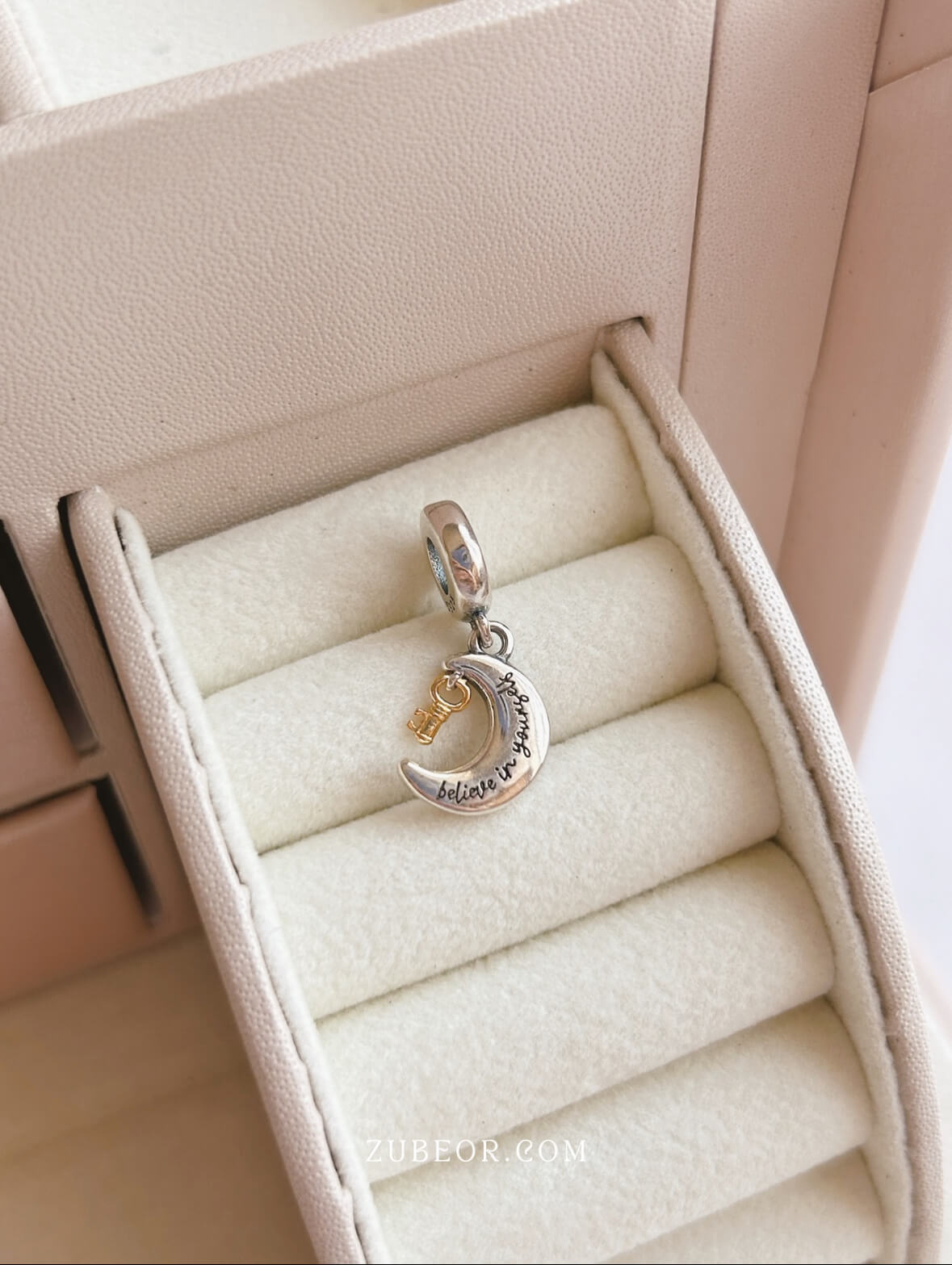 Charm media luna rosa 3